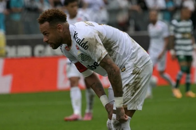 Neymar vừa dính chấn thương khi thi đấu cho CLB Santos