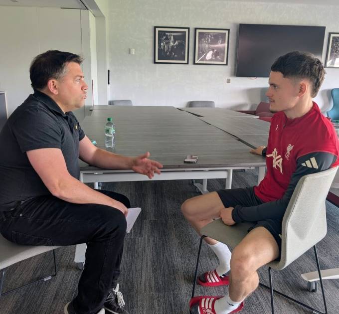 Florian Wirtz và phóng viên của The Athletic (ảnh: The Athletic)