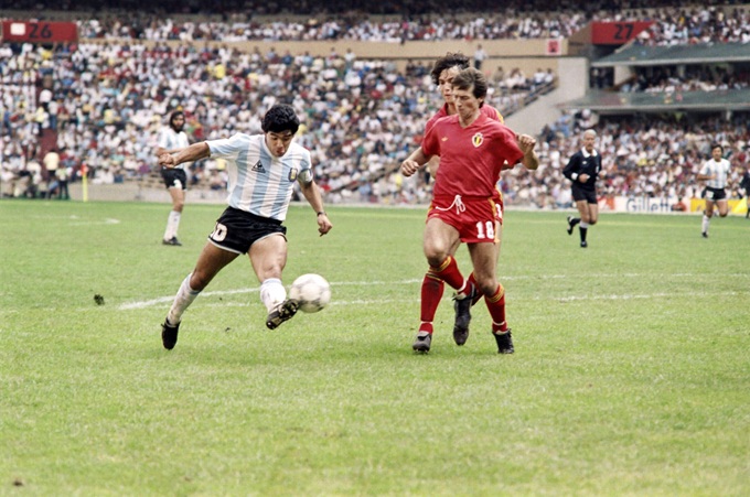 Maradona mang đến màn trình diễn giải trí nhất thế giới bóng đá