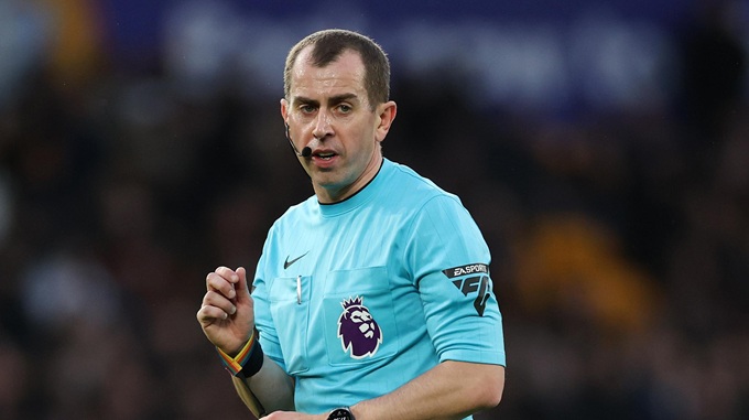 Hãy thông cảm cho trọng tài Premier League