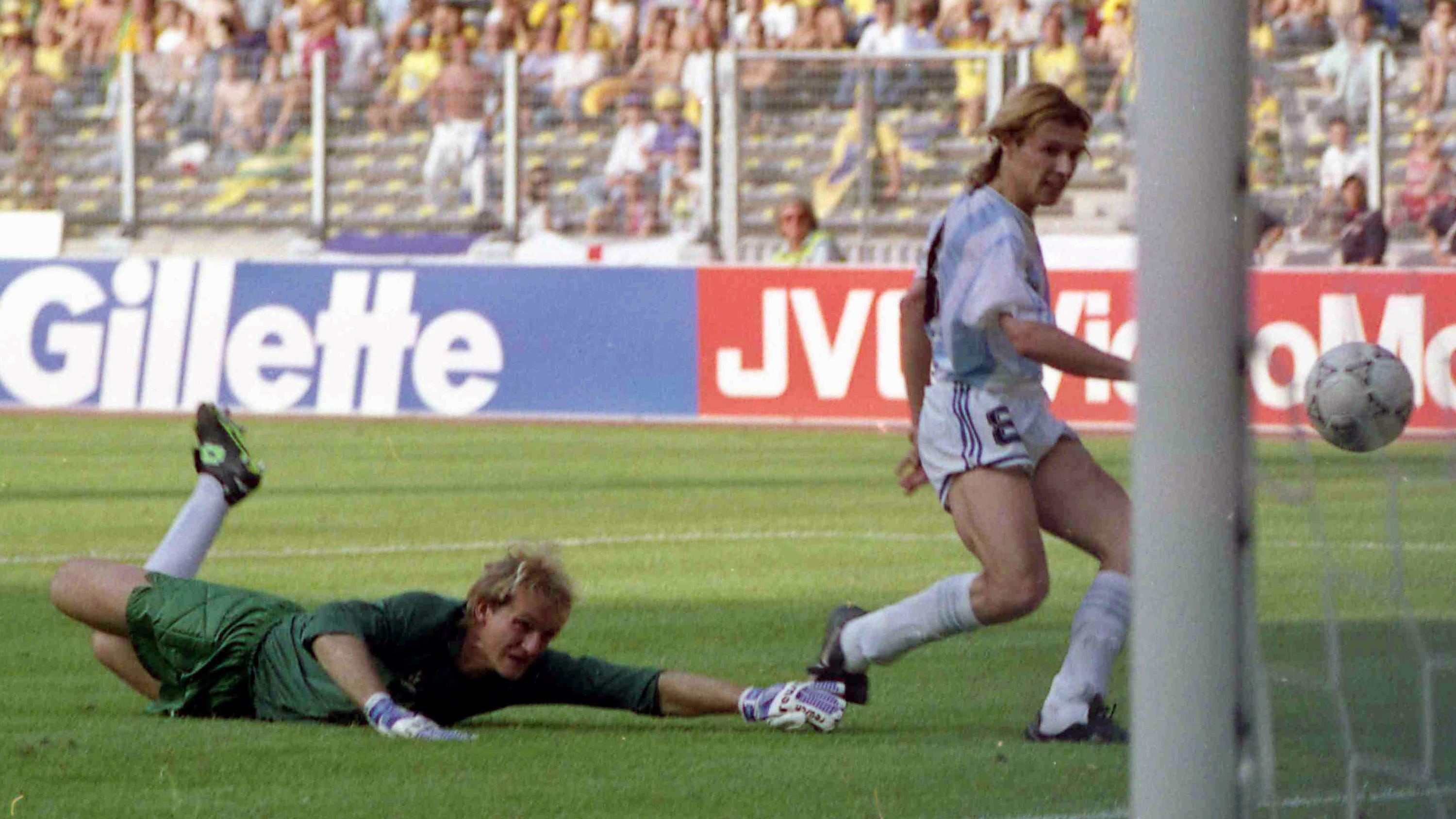 Phút 81, Caniggia nhận đường chuyền của Maradona, thoát xuống đối mặt với thủ môn Claudio Taffarel của Brazil và ghi bàn