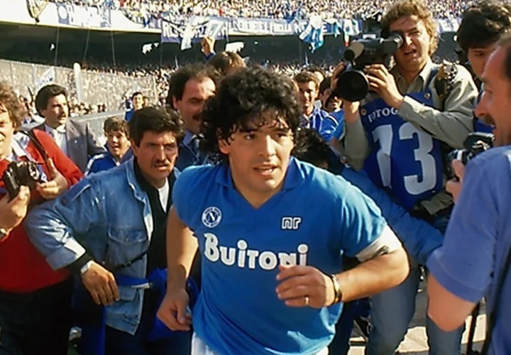 Phần lớn cuộc đời cầu thủ của Maradona là con lắc dao động giữa hai phần sáng tối, rõ rệt nhất là ở Napoli