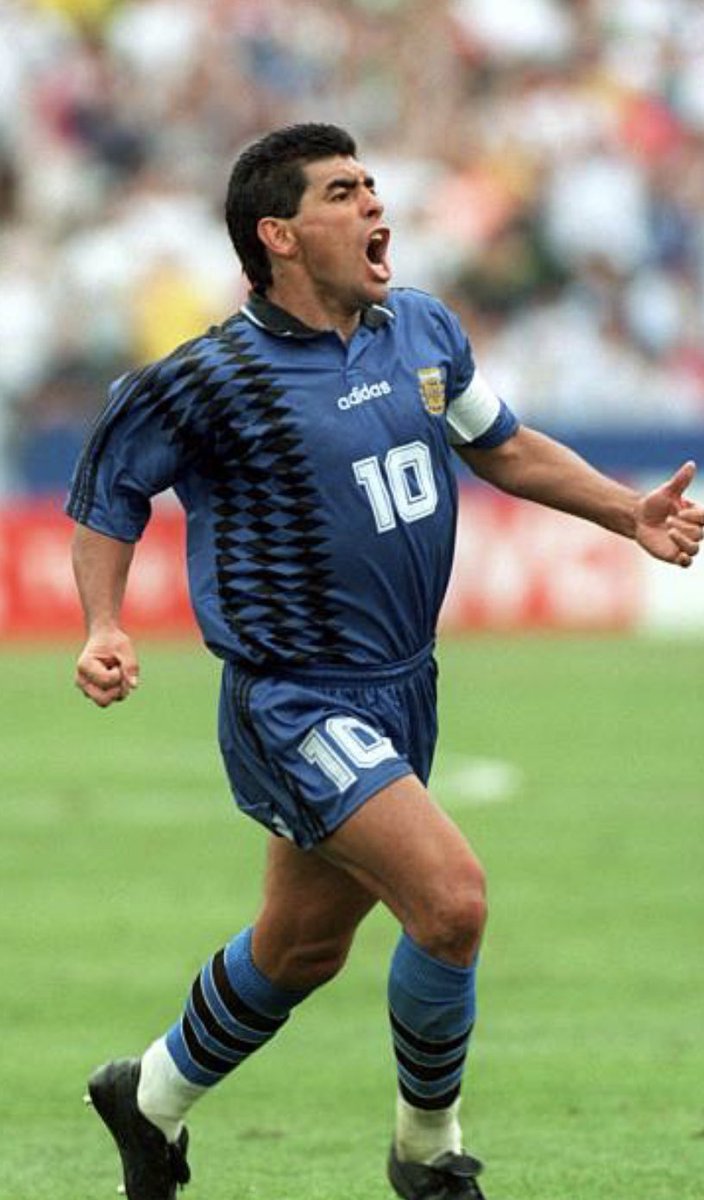 Hãy chiêm ngưỡng pha ăn mừng cuối cùng của Maradona cho ĐTQG