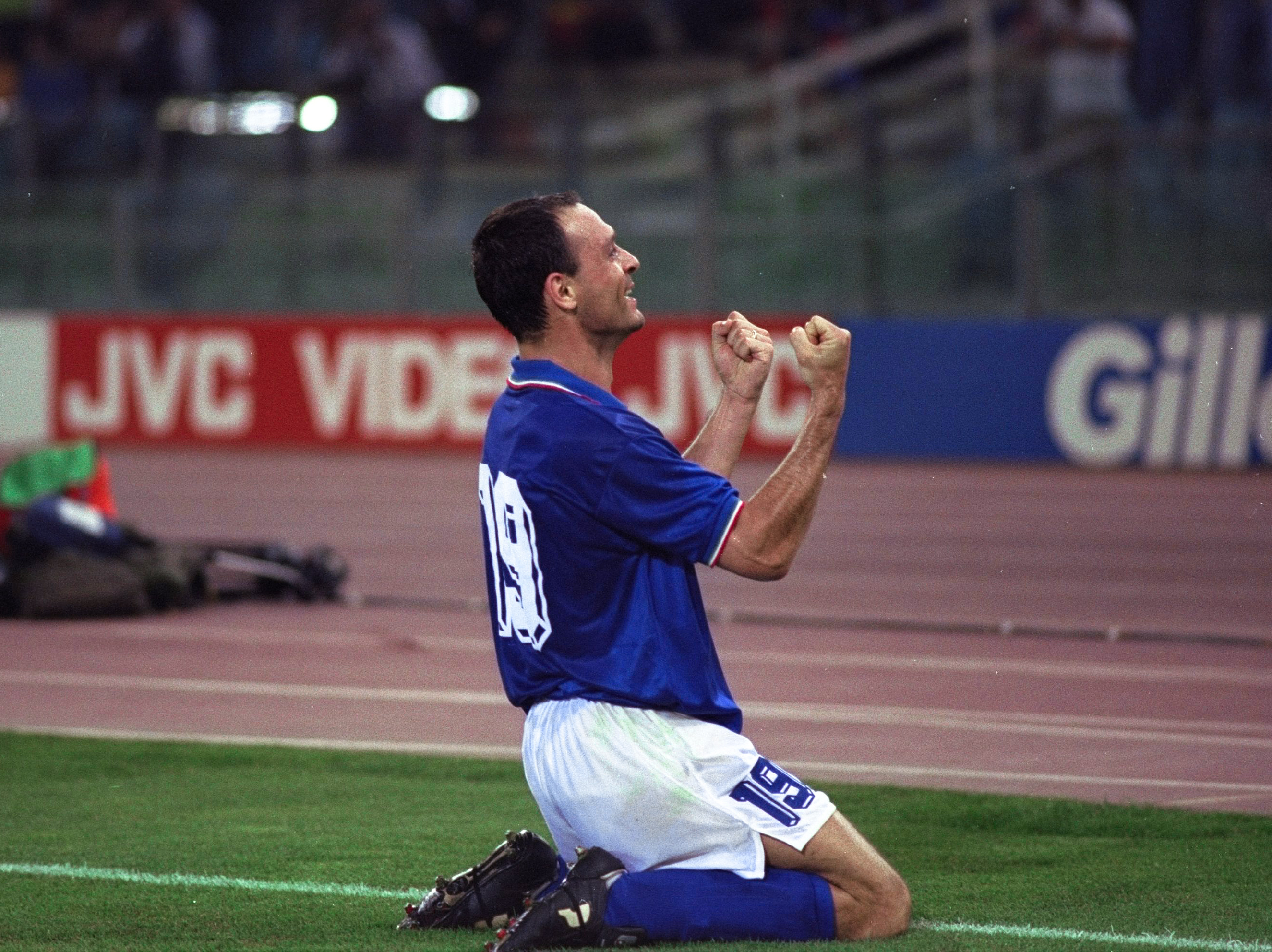 Schillaci đã dẫn dắt ĐT Ý giành vị trí thứ Ba trên sân nhà tại World Cup 1990, đoạt Chiếc giày vàng với 6 bàn thắng 