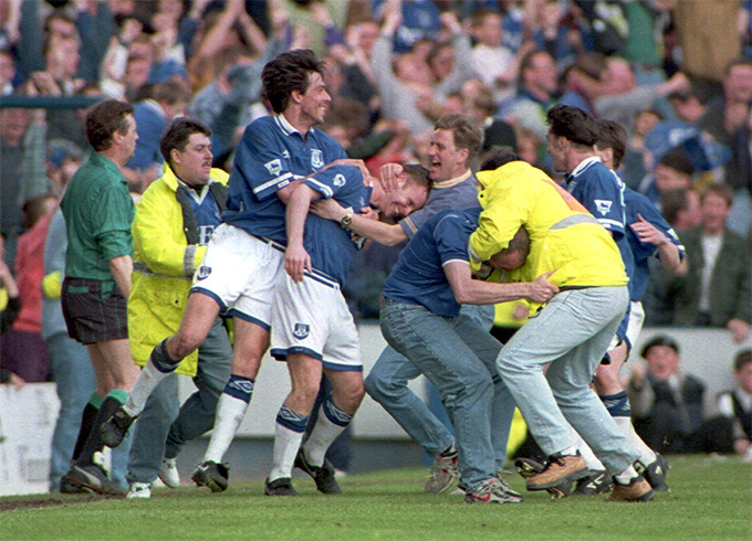 Everton thoát hiểm khó tin