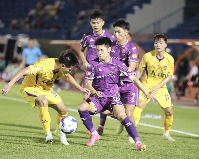 Becamex TP.HCM (áo tím) đang rơi vào thế khó khi thua SLNA 0-1. Ảnh: Gia Hân