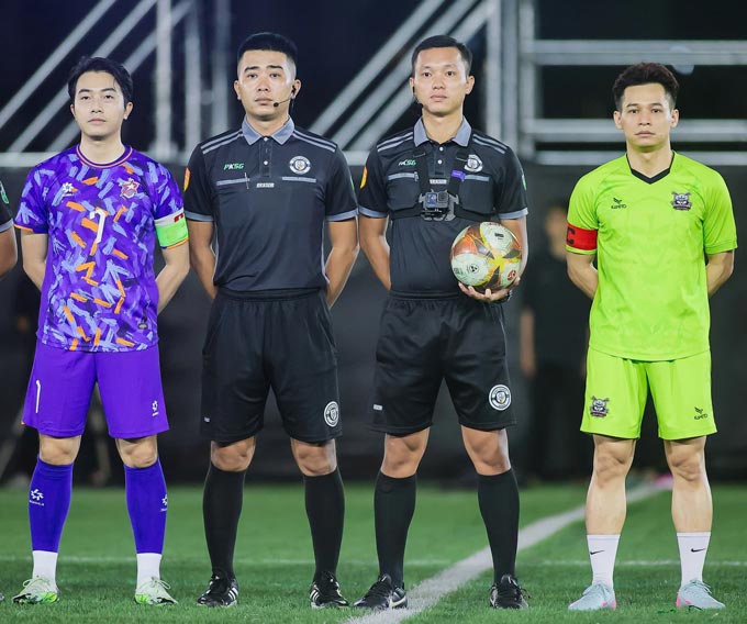 Thủ quân của Refund và All Stars FC làm thủ tục chuẩn bị ra sân