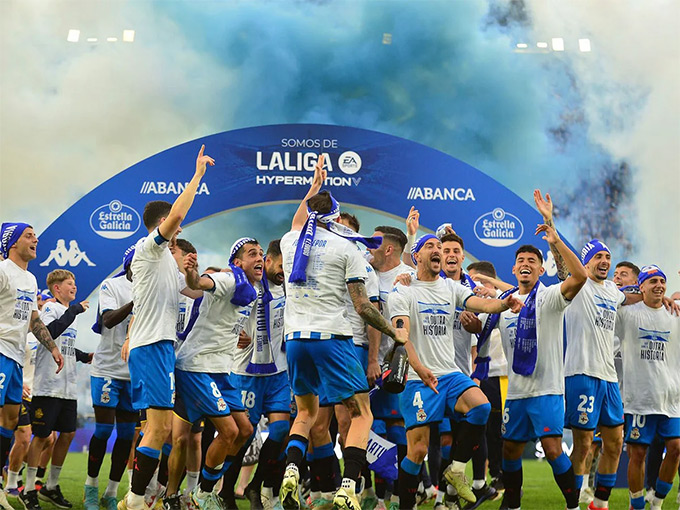 Niềm vui của các cầu thủ Deportivo sau khi thăng hạng