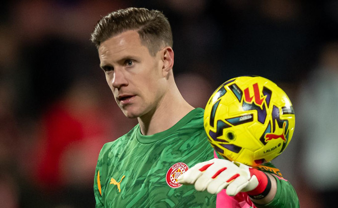 Ter Stegen vừa vô địch vừa xuống hạng mùa này