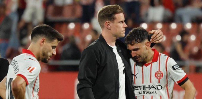 Ter Stegen động viên các đồng đội ở Girona