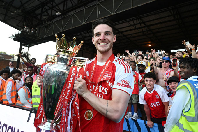 Khoảnh khắc Rice tạm quên đi nỗi buồn của West Ham để cùng nâng cao cúp vô địch với Arsenal - Ảnh: @HQpcrt