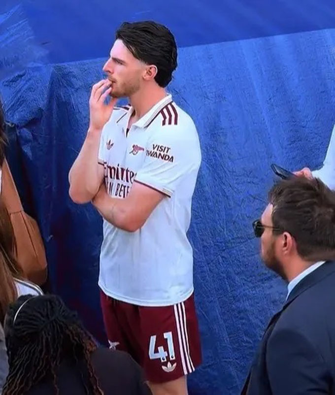 Rice nán ở lại sân, lắng nghe kết cục của West Ham - Ảnh: CuriosidadesPRL