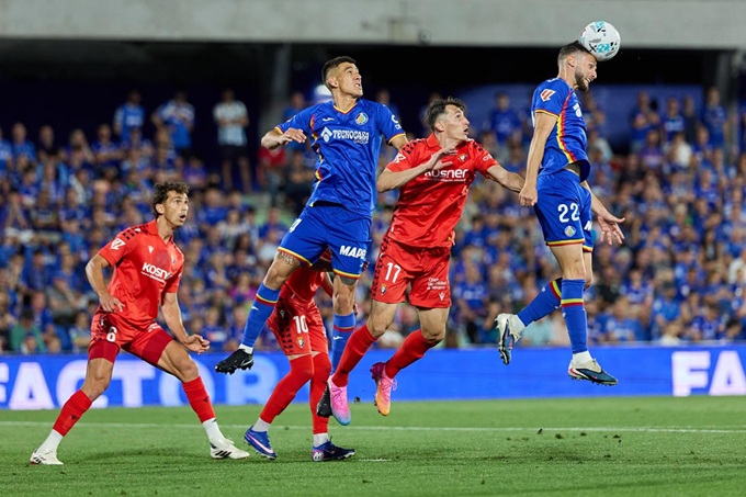 Các cầu thủ Getafe (áo xanh) thích phá bóng hơn là chơi bóng
