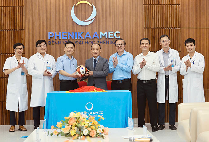 Đại diện VFF và Bệnh viện Đại học Phenikaa ký kết hợp tác. Ảnh: Đức Cường