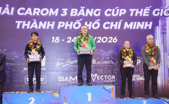 Chiêm Hồng Thái (bìa trái) lên ngôi á quân World Cup billiards TP.HCM 2026