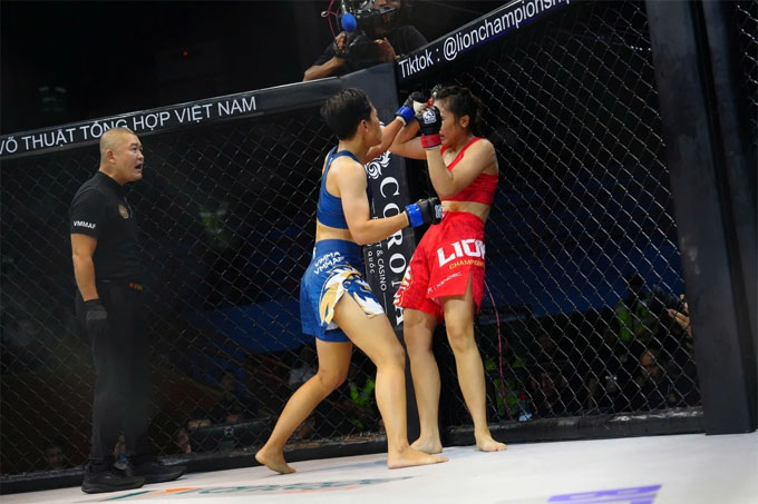 Phi Khanh (quần xanh) thắng TKO trước Võ Vũ Lê tại LC27