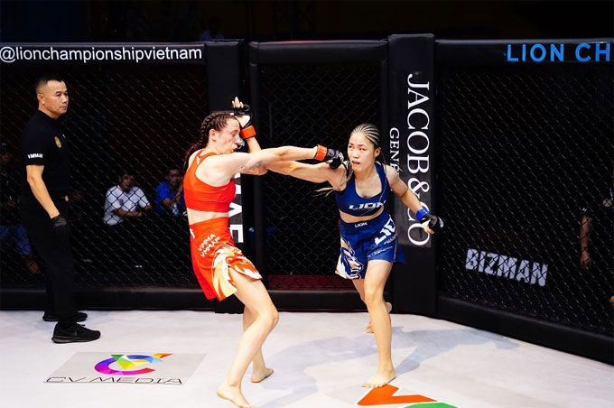 Ngọc Linh (quần xanh) trong trận đấu với Chelsea Moore tại LC15 hồi tháng 7/2024
