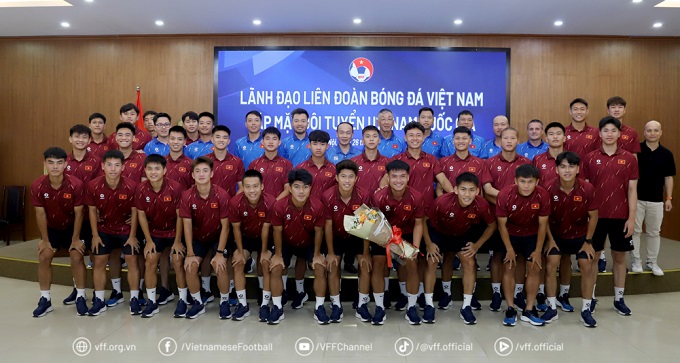 U19 Việt Nam chụp hình lưu niệm