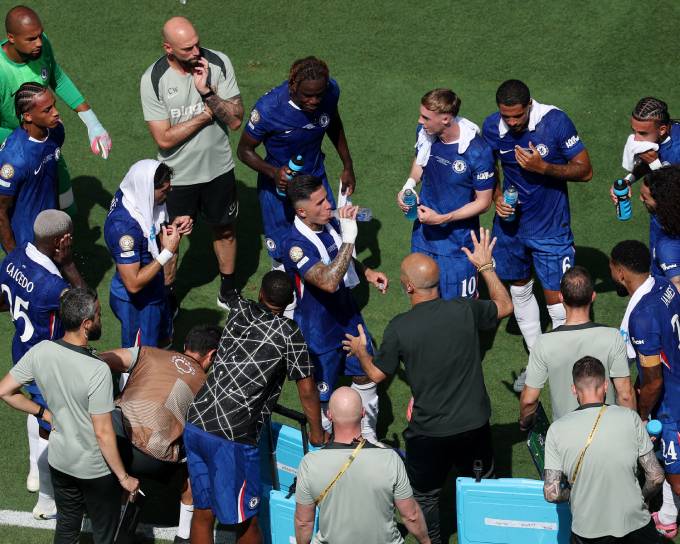 Cầu thủ Chelsea nghỉ giữa trận vì nắng nóng (ảnh The Guardian)