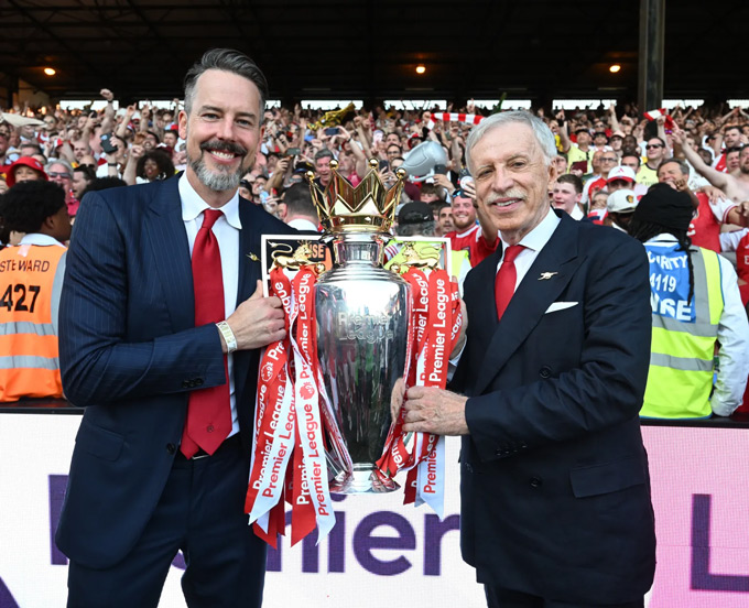 Josh Kroenke, đồng chủ tịch của Arsenal, cùng với chủ sở hữu kiêm cha mình là Stan, đang hướng đến thành công lâu dài
