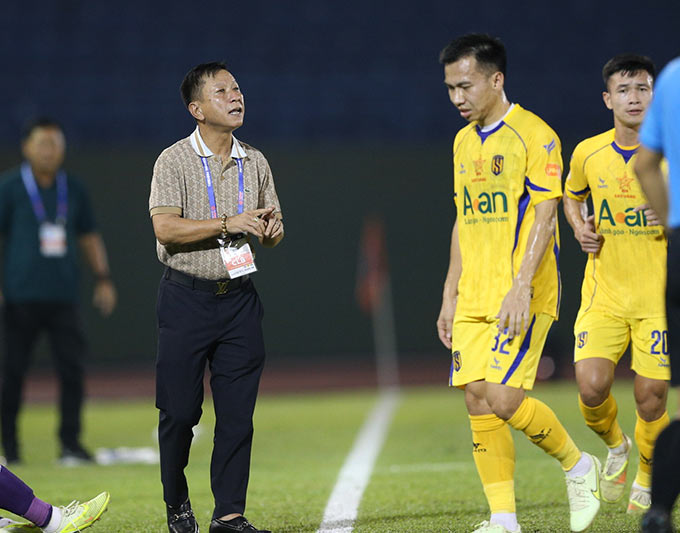 HLV Văn Sỹ Sơn bị cấm chỉ đạo 2 trận cuối V.League 2025/26. Ảnh: Minh Tuấn