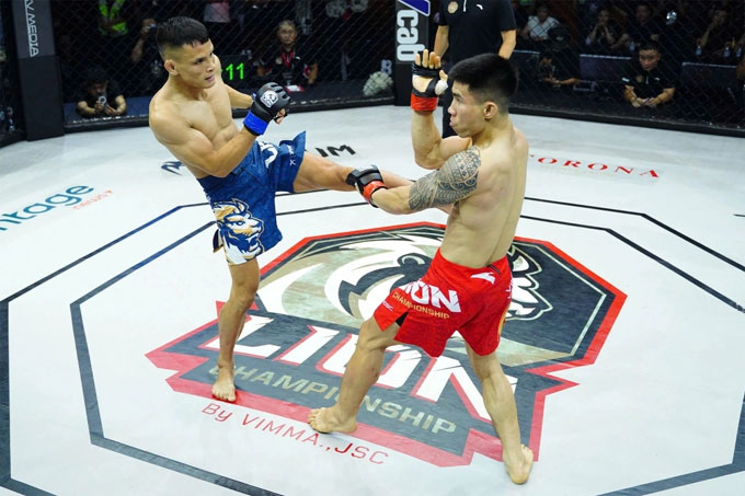 Phạm Văn Nam (quần đỏ) thua Lê Văn Tuần ở trận bảo vệ đai vô địch hạng cân 56kg tại LC23 hồi tháng 6/2025