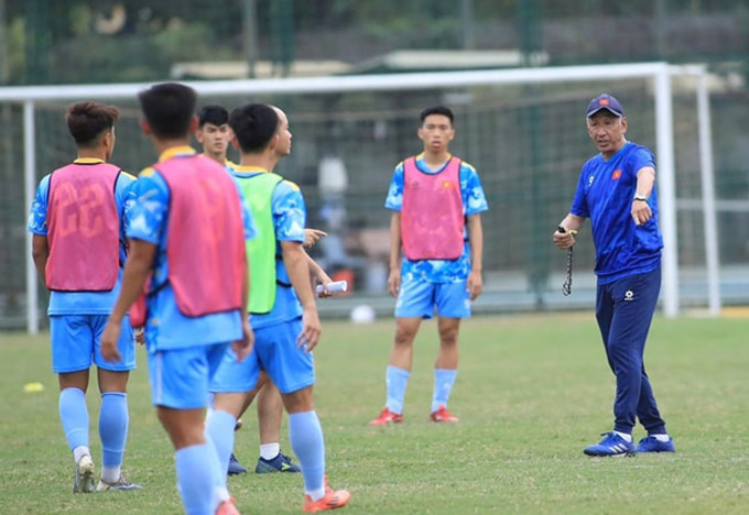 HLV Yutaka Ikeuchi hướng tới VCK U19 Đông Nam Á với quyết tâm cao nhất - Ảnh: VFF 