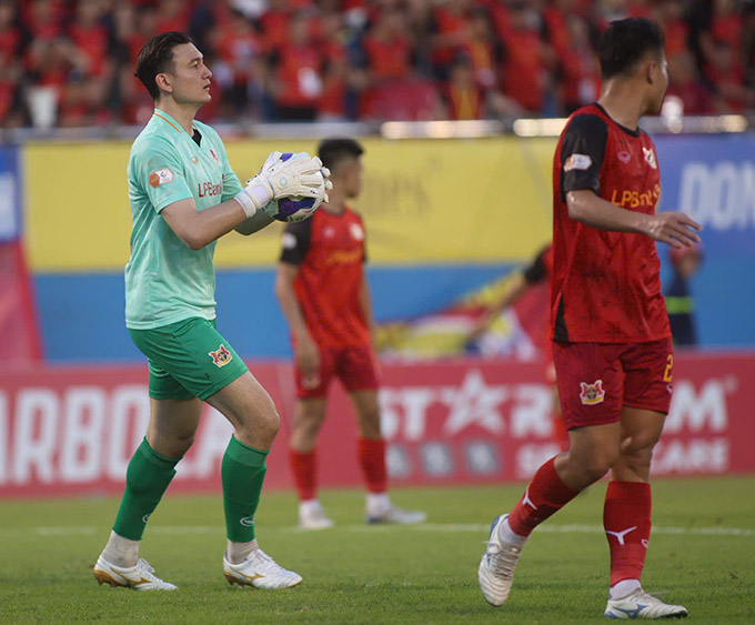 Đặng Văn Lâm đang tìm lại phong độ ở giai đoạn cuối V.League - Ảnh: Đức Cường