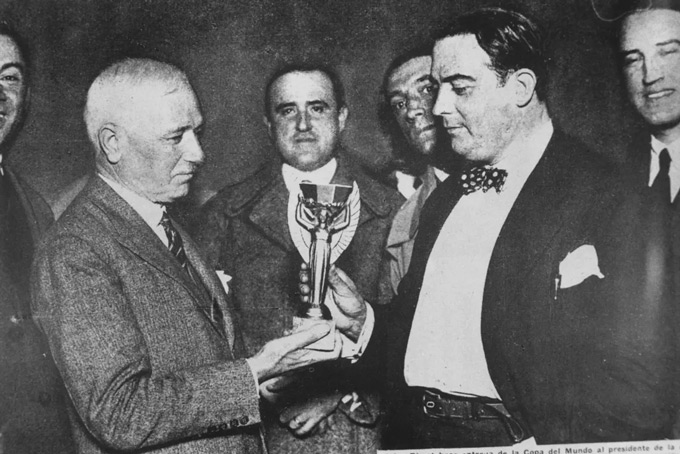 Jules Rimet, chủ tịch FIFA, trao chiếc cúp vô địch World Cup đầu tiên cho Tiến sĩ Paul Jude, chủ tịch LĐBĐ Uruguay