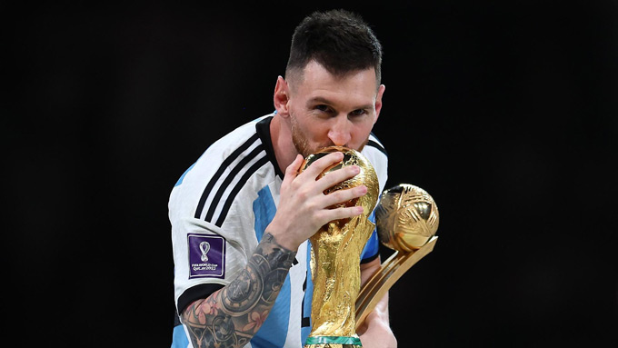 Messi hôn lên chiếc cúp khi vô địch World Cup cùng Argentina năm 2022