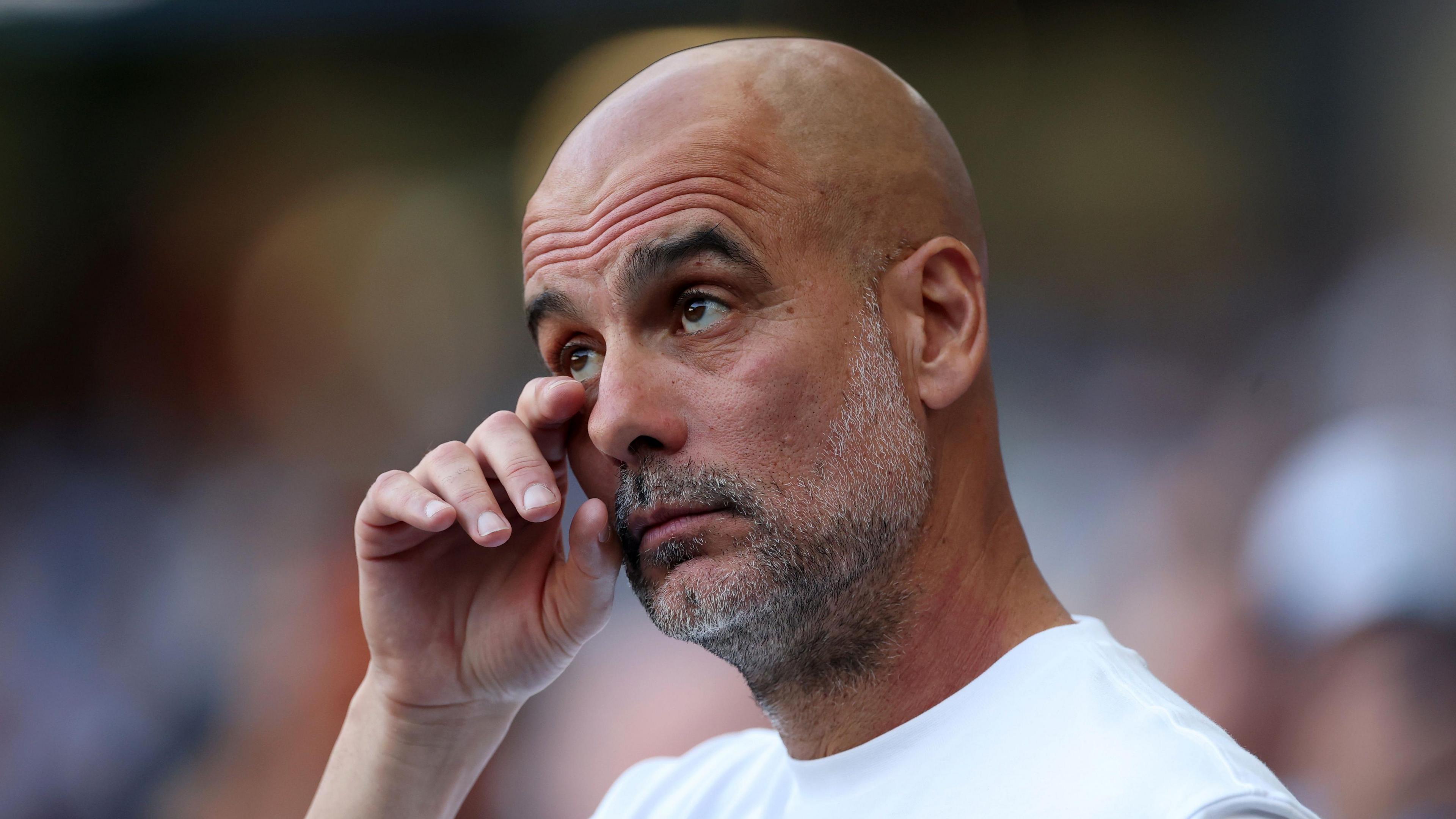 Pep Guardiola đã lau khô lệ sau khi rời Man City