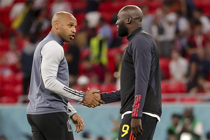 Khi còn làm trợ lý HLV ĐT Bỉ, Henry đã giúp Lukaku cải thiện rất nhiều kỹ năng dứt điểm và lối chơi