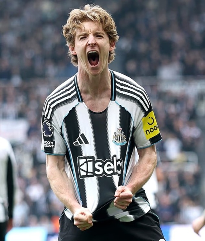 Anthony Gordon đã sẵn sàng chia tay Newcastle để gia nhập Barca