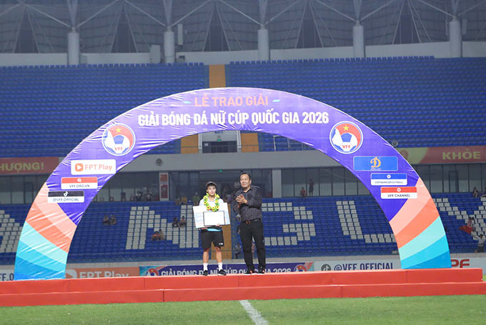 Cao Thị Linh của Phong Phú Hà Nam giành danh hiệu cầu thủ ghi nhiều bàn thắng nhất. Đồng thời Phong Phú Hà Nam đoạt danh hiệu đội phong cách nhất giải. Ảnh: Phan Tùng