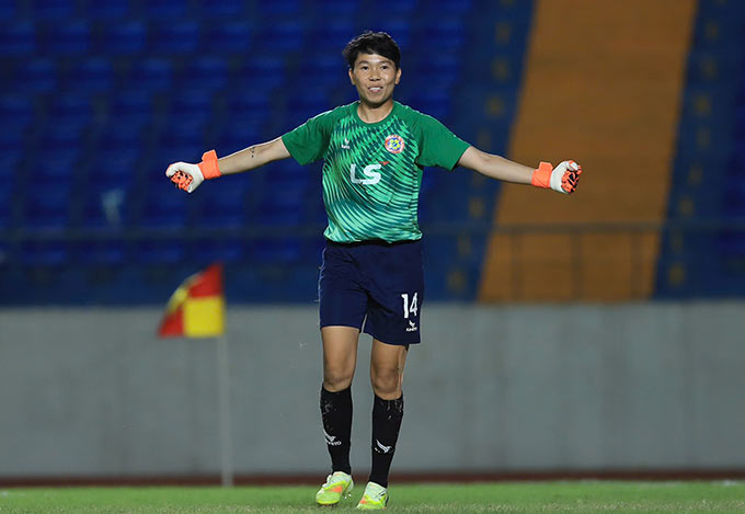 Kinh nghiệm cùng sự xuất sắc của Kim Thanh giúp TP.HCM vượt qua Hà Nội I với tỉ số 3-0 ở loạt sút cân não, qua đó lên ngôi vô địch. Ảnh: Phan Tùng