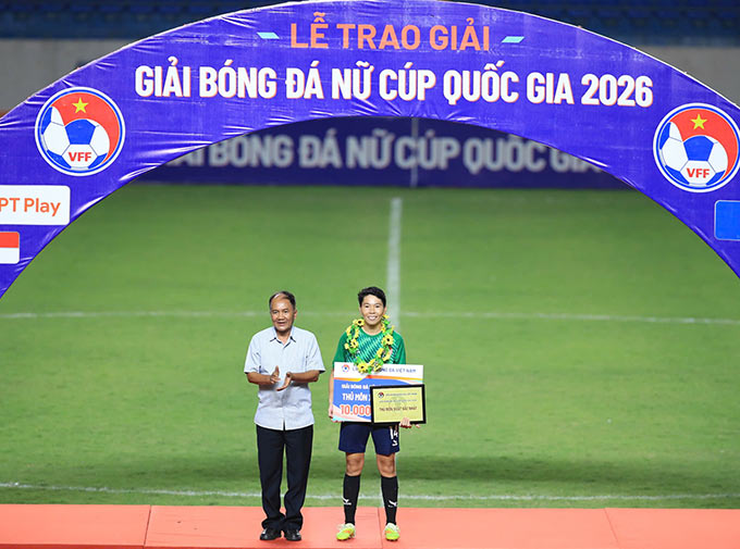 Kim Thanh giành danh hiệu Thủ môn xuất sắc nhất giải. Ảnh: Phan Tùng