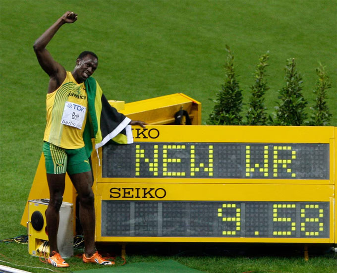 Usain Bolt lập kỷ lục thế giới chạy 100m ở giải vô địch điền kinh thế giới 2009 tại Berlin. Ảnh: Reuters