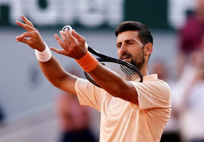 Djokovic mừng chiến thắng trước Royer theo phong cách gẩy đàn quen thuộc. Ảnh: ATP