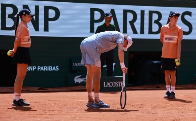 Sinner bị chuột rút, thua ngược Cerundolo ở vòng hai Roland Garros. Ảnh: Reuters