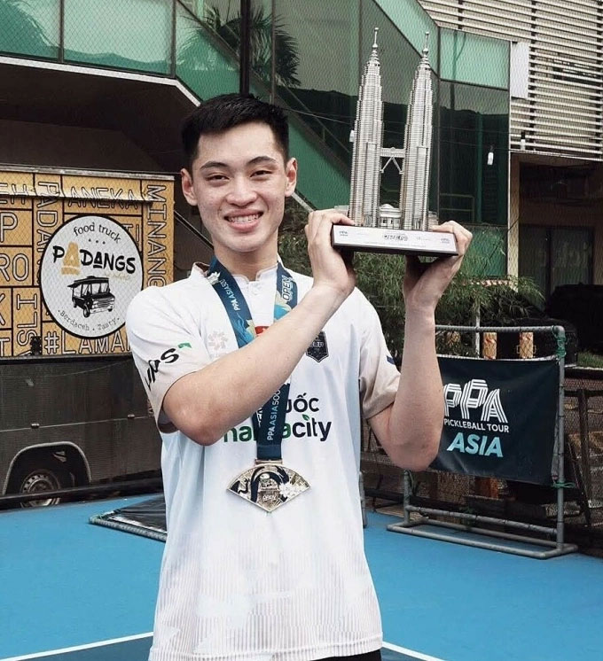 Trương Vinh Hiển nâng cao chức vô địch PPA Asia Kuala Lumpur Open 2026 - Ảnh: FBNV