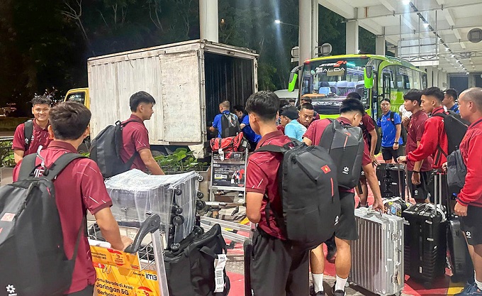 U19 Việt Nam ở sân bay của Indonesia 