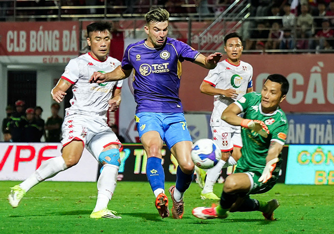 Hà Nội FC (giữa) đang tạm đứng thứ 3 trên BXH V.League. Ảnh- Minh Tuấn