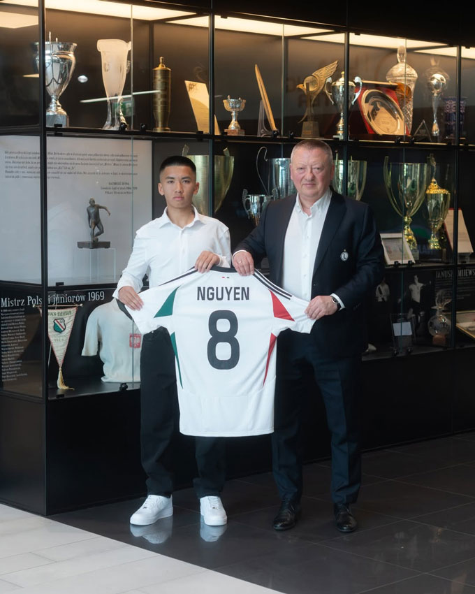 Vũ Hoàng ký hợp đồng chuyên nghiệp với Legia Warsaw vào năm 2025 - Ảnh: Legia Warsaw  