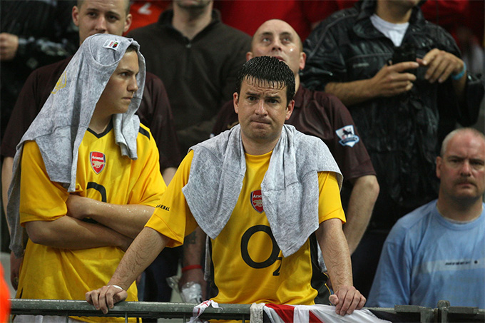 Các Gooner đội mưa ủng hộ đội nhà nhưng phải buồn bã vì Arsenal thua ngược