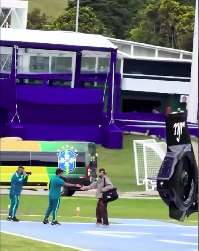 Neymar thu hút sự chú ý khi hội quân bằng trực thăng