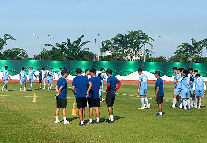 U19 Việt Nam tập buổi đầu ở Indonesia dưới thời tiết nắng gắt - Ảnh: VFF