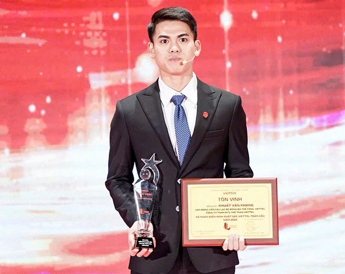Tiền vệ Khuất Văn Khang được Tập đoàn Viettel vinh danh. Ảnh: Thể Công Viettel