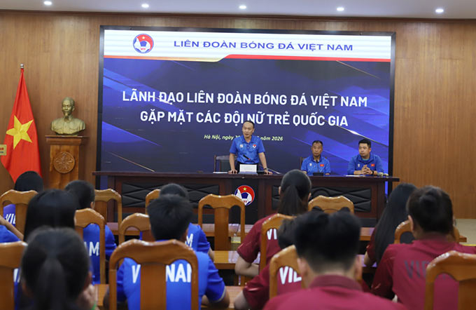 Tổng thư ký VFF Nguyễn Văn Phú động viên U13 và U16 nữ trước kỳ nghỉ hè. Ảnh: VFF
