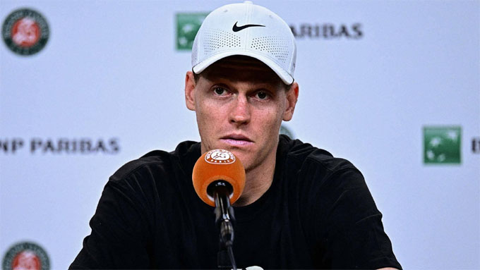 Sinner trong buổi họp báo sau trận thua sốc ở Roland Garros 2026. Ảnh: ATP