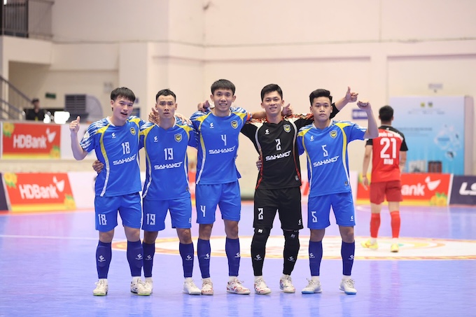 Niềm vui chiến thắng của các cầu thủ Sahako - Ảnh: Đức Cường